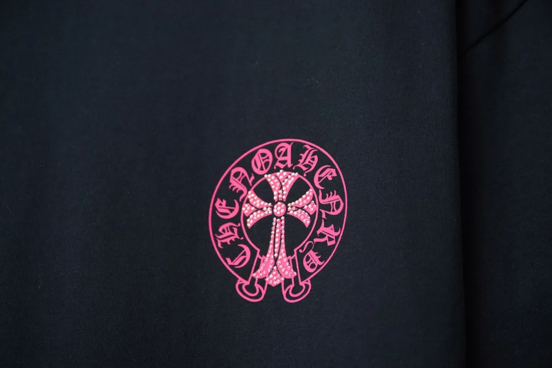 🅿️190 Ch*ome Hearte 25SS early spring new style Crow heart graffiti printed hot diamond short sleeves Light luxury essential item for daily commuting for men and women Correct version Welcome to compare Detailed features · 320g 100% pure cotton double yarn jersey fabric · Custom dyed in the same cylinder, special thickened 32 pieces double-strand 1X1 thread · Digital direct printing ➕Imported Australian pearlescent diamonds · Double needle stitching and cross-stitch technology · Original main mark, washed tag, brand moisture-proof paper packaging Color: black/white/rose red/grey Size: S/M/L/XL